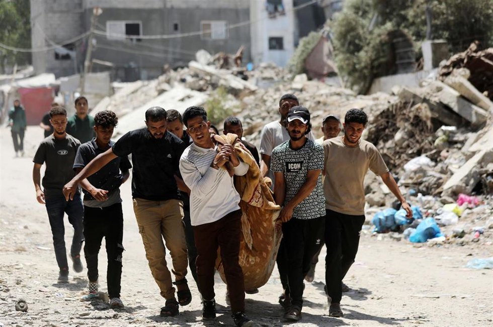 Archivo -  Los familiares despiden los cuerpos de dos palestinos en el hospital Al Shifa de la ciudad de Gaza, tras haber fallecido en un ataque aéreo israelí contra el barrio de Sheikh Radwan, en la ciudad de Gaza.