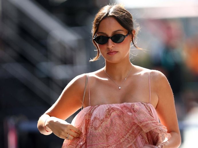 El look premamá de Alexandra Leclerc tiene el accesorio estrella del verano: unas gafas de sol versátiles