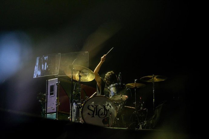 Archivo - La banda Siloé durante su concierto en el Wizink Center, a 22 de octubre de 2024, en Madrid (España). 