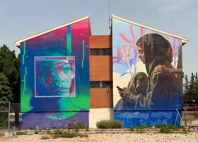 El grafiti ha sido realizado por el artista murciano Jota López, inspirado en la novela 'Redes', de Eloy Moreno