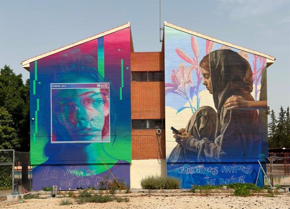 El grafiti ha sido realizado por el artista murciano Jota López, inspirado en la novela 'Redes', de Eloy Moreno