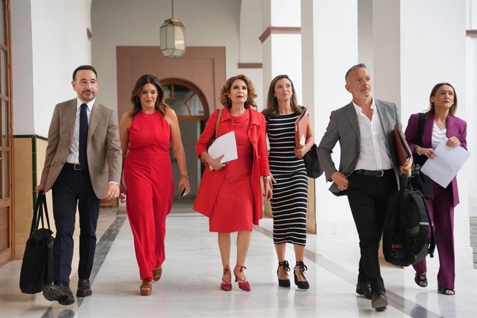 La secretaria general del PSOE-A y portavoz parlamentaria socialista, María Jesús Montero (c), junto a diputados de la dirección del Grupo Socialista en el Parlamento andaluz. A 23 de julio de 2026 en Sevilla (Foto de archivo).