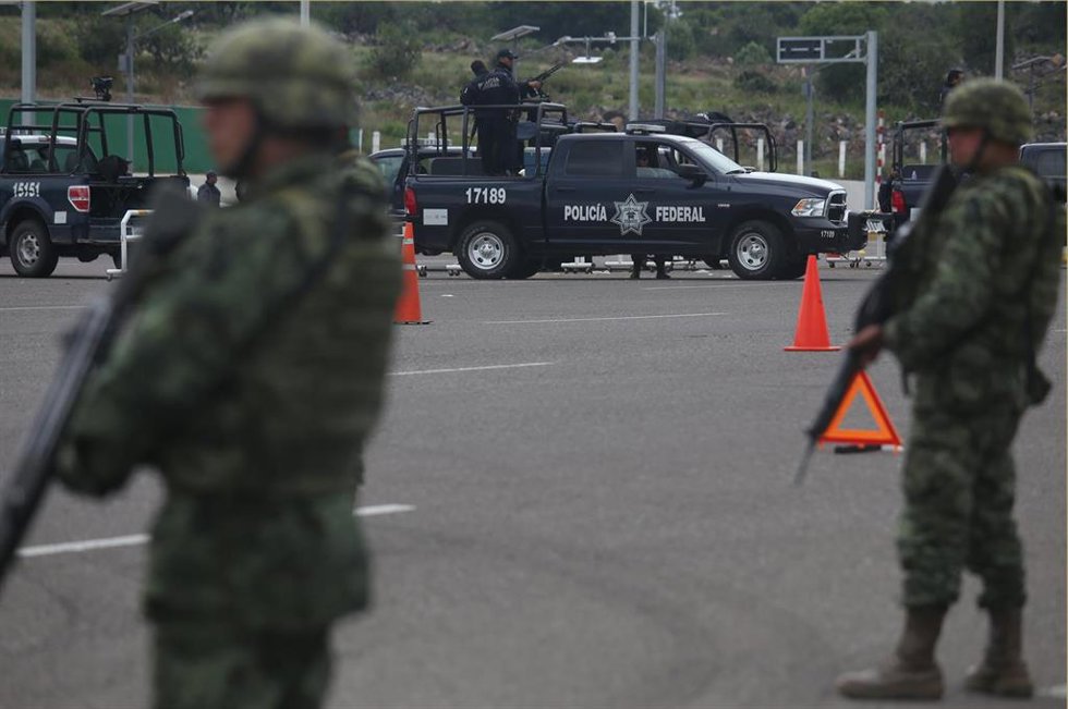 Archivo - Efectivos de la Policía y el Ejército mexicanos desplegados en el estado  de Michoacán
