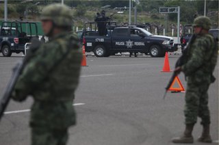 Archivo - Efectivos de la Policía y el Ejército mexicanos desplegados en el estado  de Michoacán