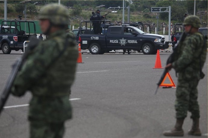 Archivo - Arquivo - MICHOACÁN, 13 de julho de 2015  Membros da Polícia Federal e do Exército Mexicano montam guarda nas proximidades do pedágio de Contepec, na Rodovia do Oeste, em Michoacán, México, em 12 de julho de 2015. O chefão do cartel de drogas me