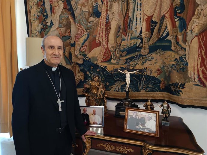 El obispo de Córdoba, Jesús Fernández, en su despacho.