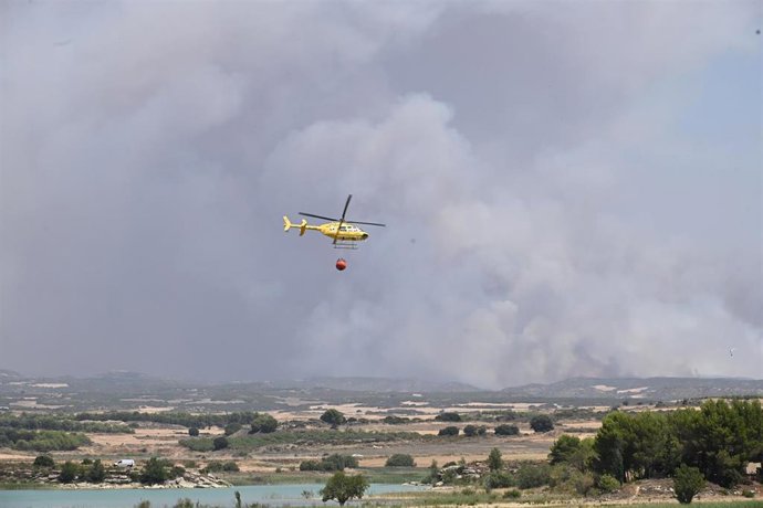 Un helicóptero trabaja en la extinción del incendio, a 16 de julio de 2026, en Cinco Villas, Zaragoza.