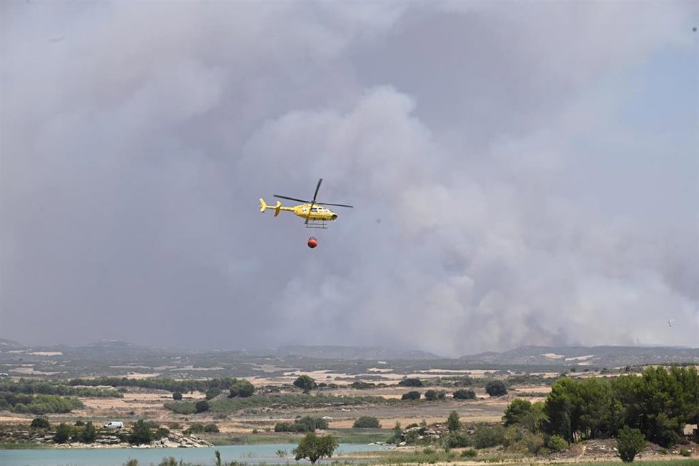 Un helicóptero trabaja en la extinción del incendio, a 16 de julio de 2026, en Cinco Villas, Zaragoza.