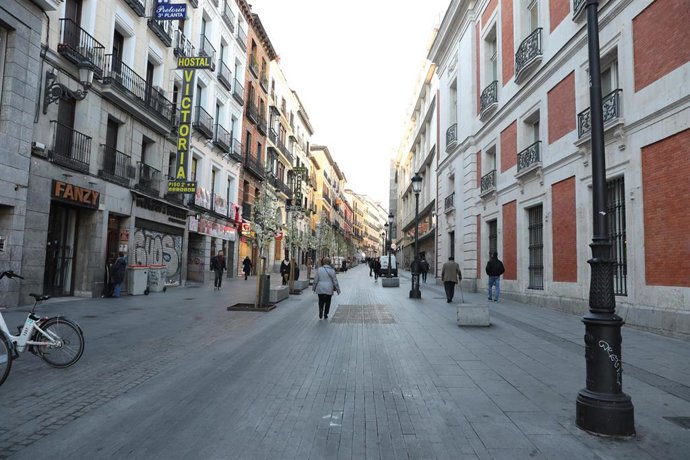 Archivo - Imagen de la calle Carretas, en el centro de Madrid (España)