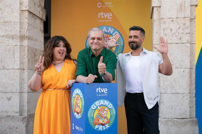 Archivo - El presentador de Grand Prix, Ramón García (c), y los copresentadores de Grand Prix Lalachús (i) y Gorka Rodríguez (d) 