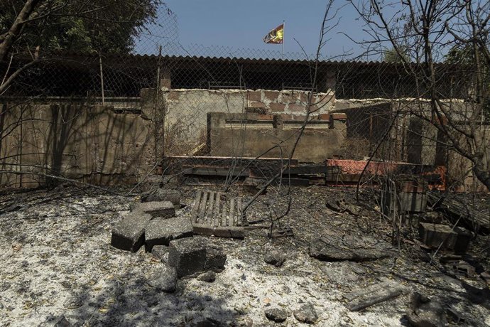 Casa quemada en un incendio forestal, a 30 de julio de 2026, en Alfondeguilla, Castellón, Comunidad Valenciana (España). El fuego afronta su sexto día activo y la inversión térmica dificulta los trabajos de los medios aéreos en algunas zonas. La evolución