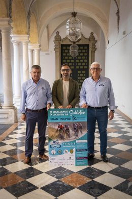 El delegado de Desarrollo Económico, Promoción y Empleo de la institución provincial, Félix Romero, presentando la séptima Challengue Ciclista La Subbética-Gran Premio Diputación de Córdoba.