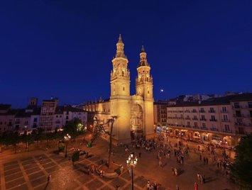 La Concatedral de Santa María de la Redonda renueva su iluminación ornamental exterior gracias a la Fundación Iberdrola España