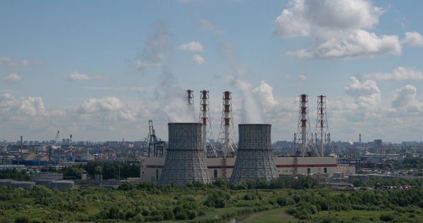 Ucrania confirma ataques contra refinerías rusas en Saratov y Yudinovo y a base militar Engels