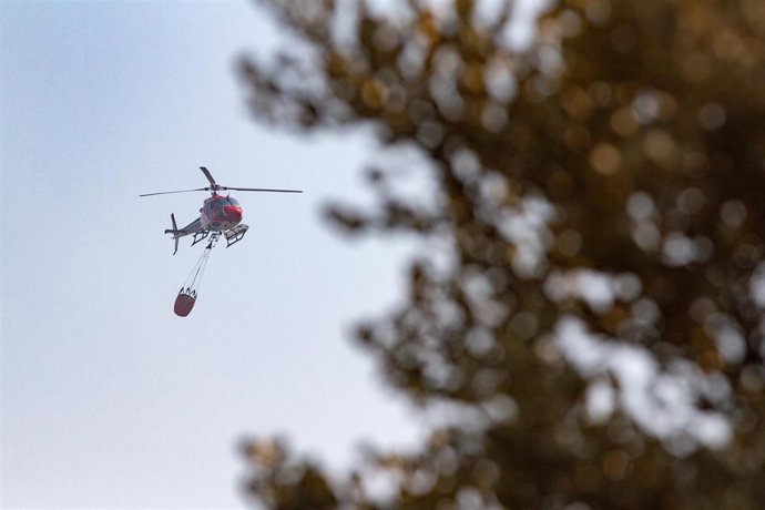 Un helicóptero trabaja en las labores de extinción del incendio forestal de Burgohondo, a 28 de julio de 2026, en Ávila, Castilla y León (España). 