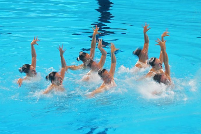 Archivo - Arquivo - CINGAPURA, 25 de julho de 2025  -- A equipe da Espanha se apresenta durante a final de acrobacias em equipe da natação artística no Campeonato Mundial de Esportes Aquáticos, em Cingapura, em 25 de julho de 2025.