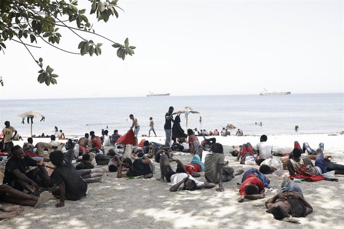 Varios migrantes en la playa en Ceuta.