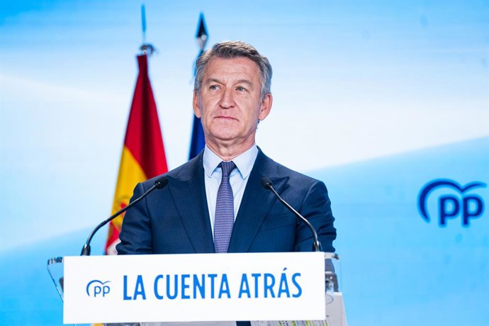 O presidente do Partido Popular, Alberto Núñez Feijóo, compareceu diante da imprensa para fazer um balanço do ano político, na sede nacional do PP, em 22 de julho de 2026, em Madri (Espanha). Feijóo destacou a corrupção e as críticas ao governo