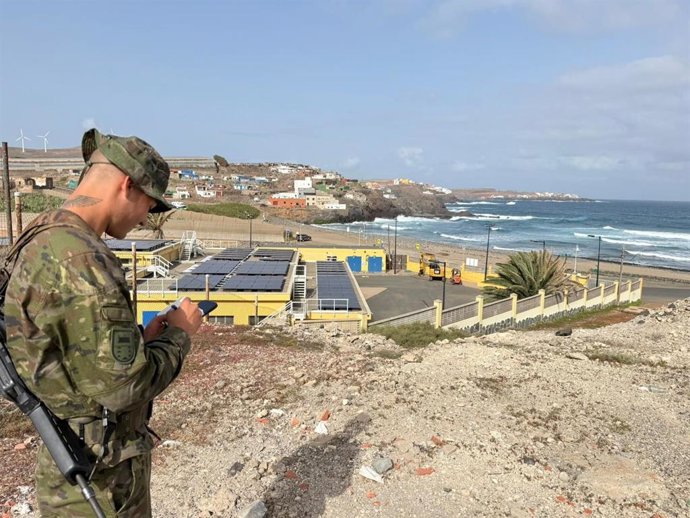 Un militar del Canarias 50 en una de las labores de patrullaje en islas de Canarias
