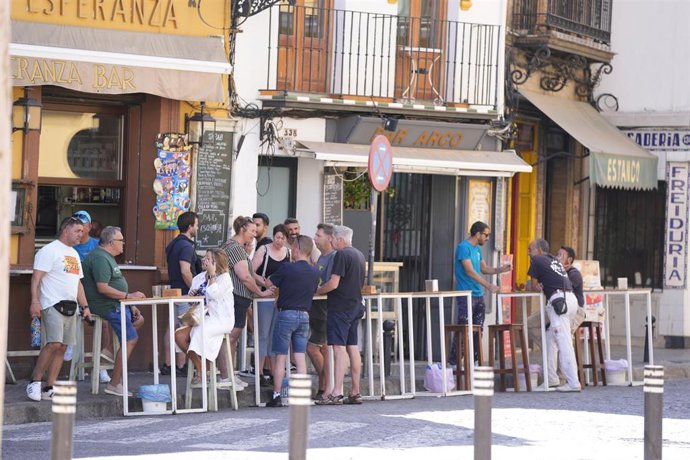 Archivo - Terraza de un bar de Sevilla. Imagen de archivo