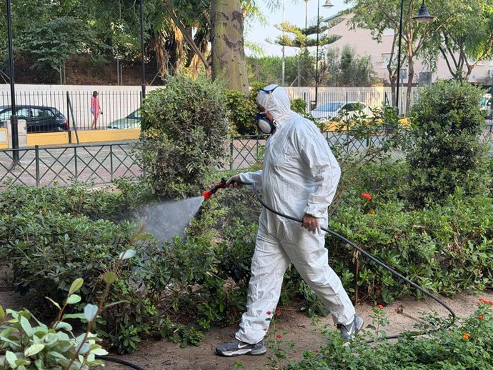 Mijas fumiga parques Andalucia, El Abuelo y 3 de Abril dentro de la prevención del mosquito del virus del Nilo