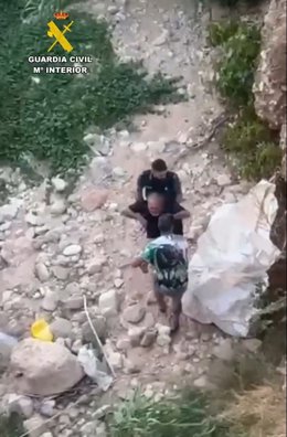 Rescatan a un vecino de Arroyo del Ojanco tras estar más de dos días atrapado en el cauce de una cauce.