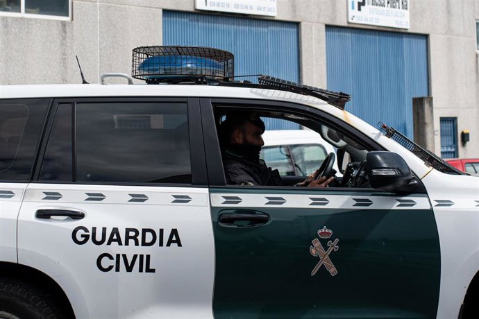 Archivo - Un coche de la Guardia Civil durante un registro operativo contra una operación antidroga, en una imagen de archivo del 30 de abril de 2024, en Barrantes, Ribadumia, Pontevedra, Galicia (España).