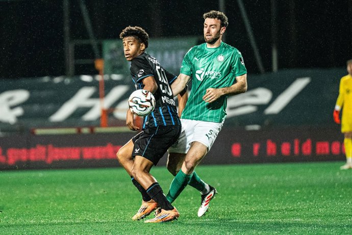 Archivo - April 11, 2026, Lommel, Belgium: Club's Yanis Musuayi and Lommel's Dries Wouters fight for the ball during a soccer game between Lommel SK and Club NXT, Saturday 11 April 2026 in Lommel, on day 33 (out of 34) of the 2025-2026 'Challenger Pro Lea