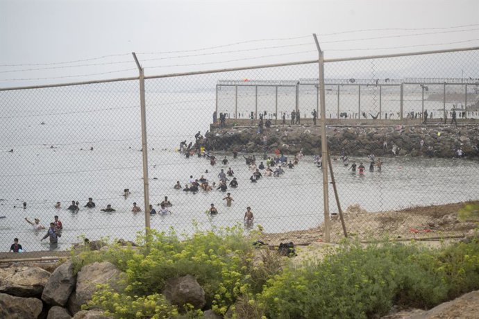 Dezenas de pessoas continuam tentando cruzar a fronteira, em 31 de julho de 2026, em Ceuta (Espanha). A cidade autônoma de Ceuta acordou com um grande número de pessoas que continuavam entrando do Marrocos logo no início desta manhã, após uma madrugada