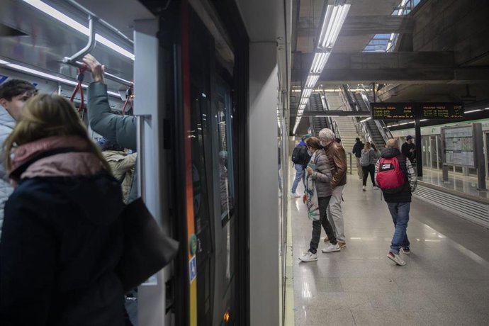 Archivo - Pasajeros en la estación de metro Prado de San Sebastián. A 18 de enero de 2023, en Sevilla (Andalucía, España).