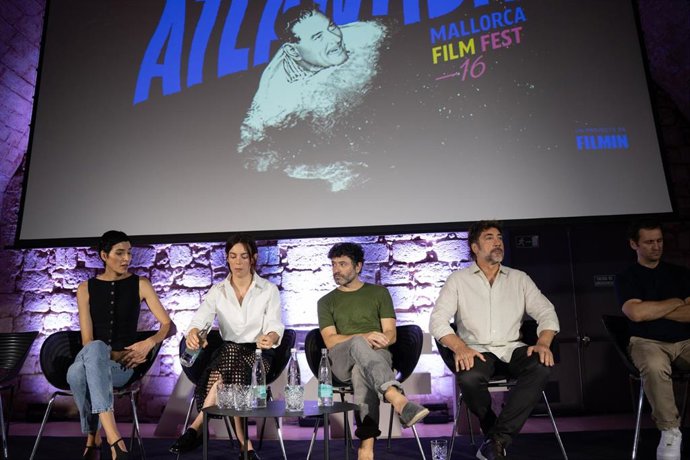 La guionista Isabel Peña (i), el director Rodrigo Sorogoyen (c) y los actores Javier Bardem (d) y Vicky Luengo (2i) durante una rueda de prensa para presentar la película 'El ser querido', en Palma.