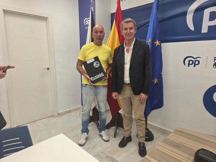 El delegado de la AUGC en Ceuta, Rachid Sbihi, posa con Alberto Núñez Feijóo tras la reunión mantenida este sábado en la sede del PP en la ciudad.