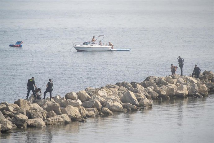 Agentes de la Guardia Civil controlan la frontera, a 1 de agosto de 2026, en Ceuta (España). 