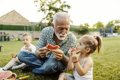 Dialogar, respetar y construir tiempo juntos, claves para disfrutar de unas vacaciones intergeneracionales con éxito