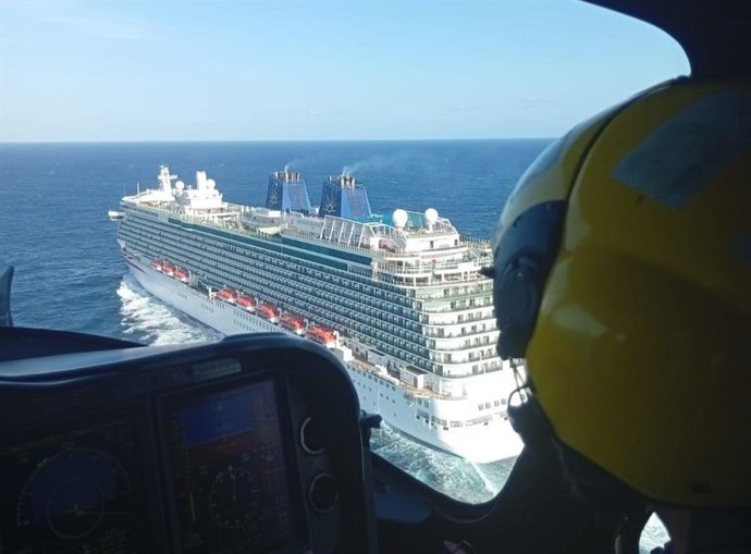 Vista del crucero Britannia desde el helicóptero de rescate Pesca II, que acudió a evacuar a una mujer tras sufrir un accidente, a 1 de agosto de 2026.