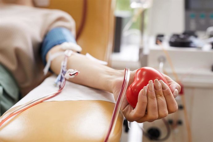 Archivo - Sevilla.-El Centro de Transfusión rinde homenaje a los donantes de sangre este sábado en Constantina 