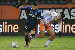 Futbol, Huachipato vs Cobresal Decimosexta fecha, campeonato Nacional 2026. El jugador de Huachipato Cristian Toro, izquierda, juega el balon contra Cobresal durante el partido de primera division disputado en el estadio CAP de Talcahuano,