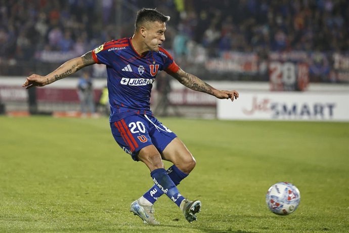 Futbol, Universidad de Chile vs Deportes Concepcion. Fecha 14, Liga de Primera 2026. El jugador de Universidad de Chile Charles Aranguiz es fotografiado durante el partido de la Liga de Primera contra Deportes Concepcion disputado en el estadio Nacional