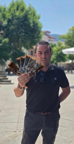 El diputado de Turismo de la Diputación de Segovia, Javier Figueredo, con varias de las gafas homologadas para el eclipse total de sol