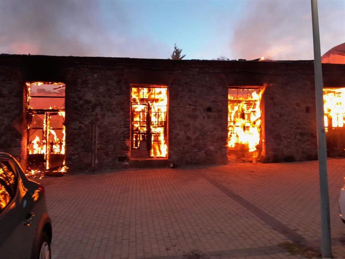 Incendio de una antigua fábrica de harinas en Plasencia