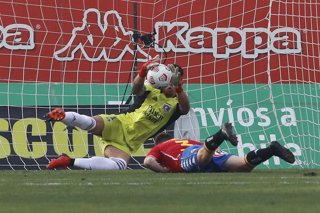 Futbol, Union Espanola vs Colo Colo Fecha 16, campeonato Nacional 2021. El arquero de Colo Colo Bryan Cortes controla el balon durante el partido de primera division contra Union Espanola disputado en el estadio Santa Laura en Santiago,