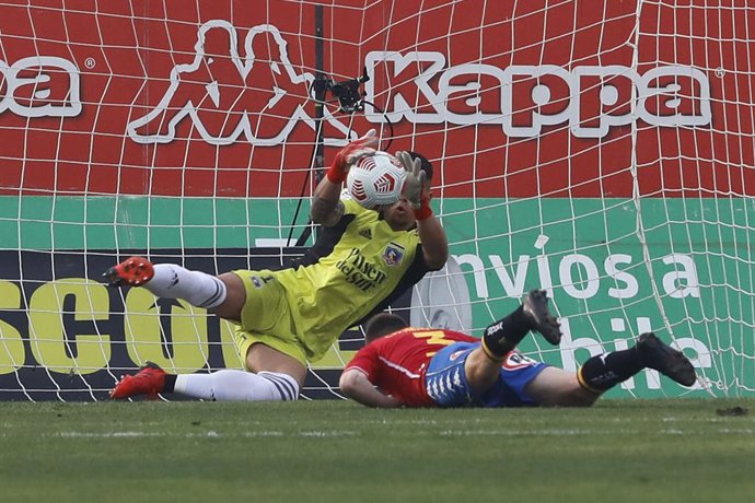 Futbol, Union Espanola vs Colo Colo Fecha 16, campeonato Nacional 2021. El arquero de Colo Colo Bryan Cortes controla el balon durante el partido de primera division contra Union Espanola disputado en el estadio Santa Laura en Santiago,