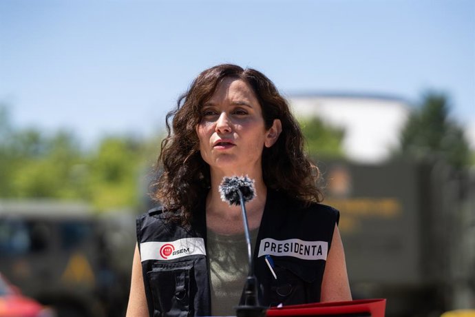 A presidente da Comunidade de Madri, Isabel Díaz Ayuso, presta declarações à imprensa no Posto de Comando Avançado (PMA) de Navalcarnero, em 27 de julho de 2026, em Navalcarnero, Madri (Espanha). Os serviços de emergência da Comunidade de M