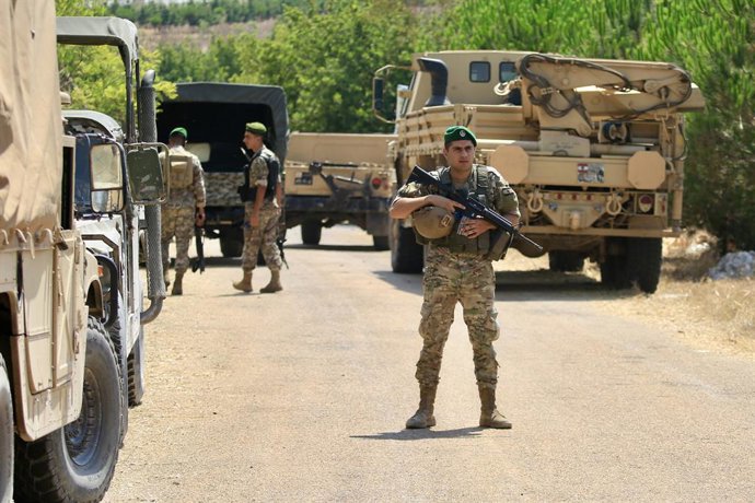 ZAWTAR AL-GHARBIYA, 22 de julho de 2026  -- Um soldado do Exército libanês monta guarda na cidade de Zawtar al-Gharbiyah, no sul do Líbano, em 22 de julho de 2026. O Líbano continuará seus esforços políticos e diplomáticos para garantir a retirada total d