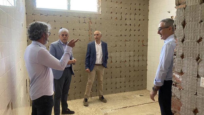 El delegado de la Junta en León, Eduardo Diego, durante su visita a las obras de renovación de los aseos del CEIP Marcial Monreal, en Veguellina de Órbigo