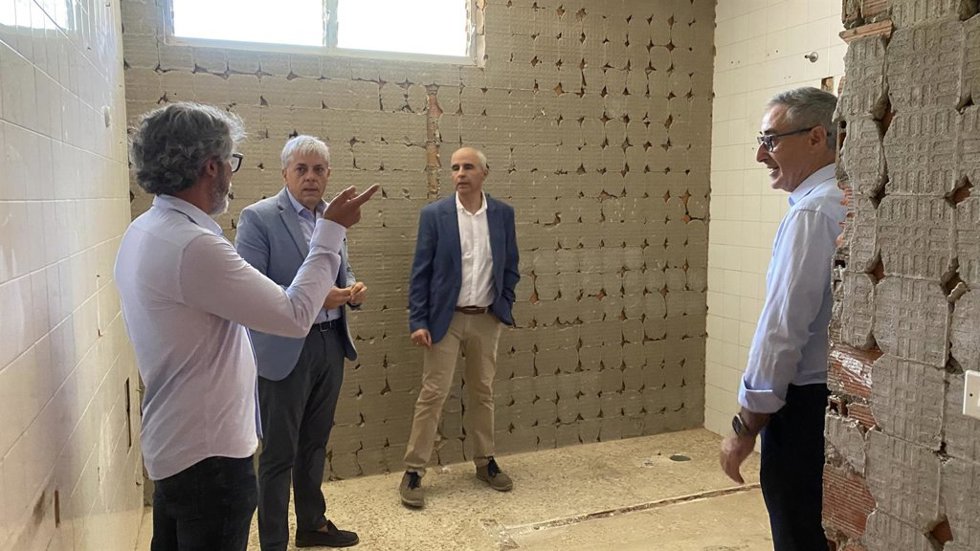 El delegado de la Junta en León, Eduardo Diego, durante su visita a las obras de renovación de los aseos del CEIP Marcial Monreal, en Veguellina de Órbigo