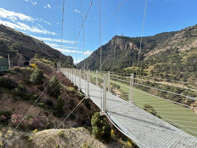 Imagen del nuevo puente colgante del Caminito del Rey en Málaga.