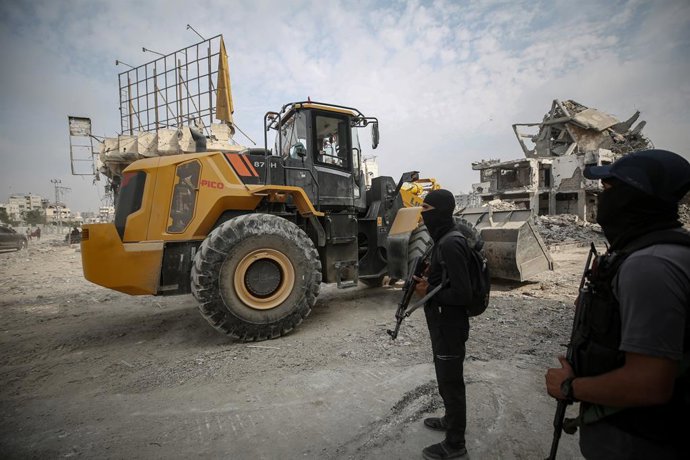 Arquivo - 3 de novembro de 2025, Cidade de Gaza, Faixa de Gaza, Território Palestino: Máquinas pesadas pertencentes ao Egito continuam as operações de busca pelos corpos dos reféns israelenses ao longo da Rua Bagdá, no bairro de Shujaiya, sob a supervisão