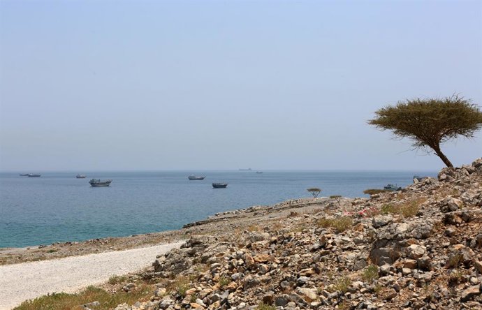 Archivo - Arquivo - KHASAB, 20 de junho de 2026  -- Esta foto, tirada em 20 de junho de 2026, mostra o Estreito de Ormuz próximo a Khasab, uma pequena cidade no norte de Omã.