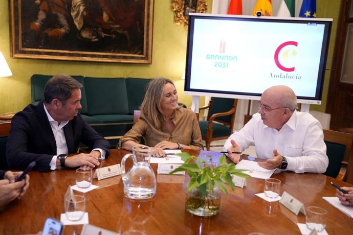 Imagen de la alcaldesa de Granada, Marifrán Carazo, junto al presidente del Consejo Andaluz de Cámaras de Comercio, Javier Sánchez Rojas.